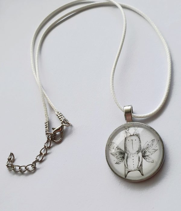 kaelaehe tiibadega kass