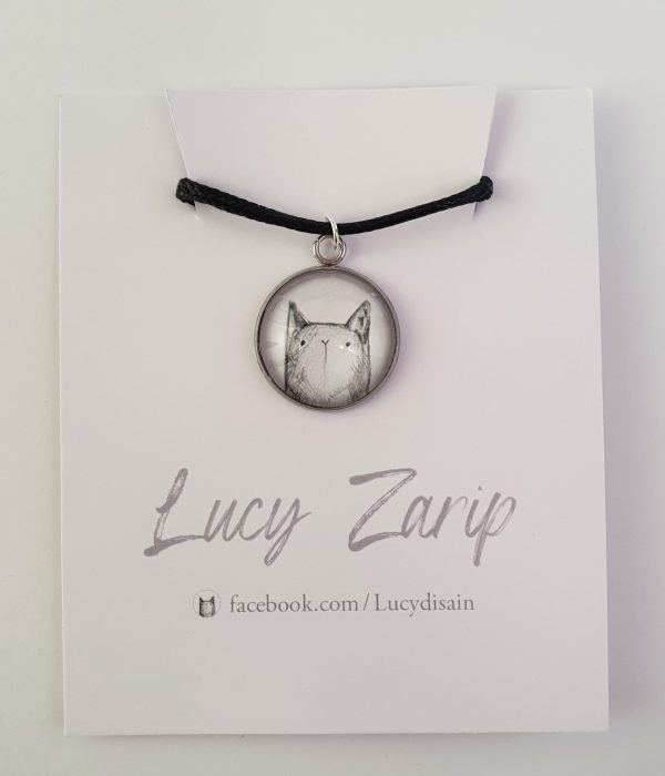 kaelaehe valge kassiga