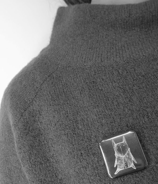 rinnamärk musta kassiga kandiline